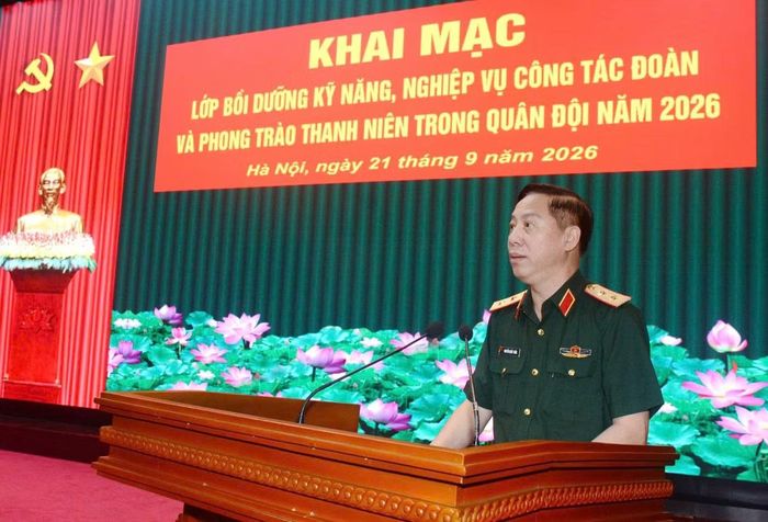 Trung tướng Nguyễn Quốc Tuấn - Bí thư Đảng ủy, Chính ủy Trường Sĩ quan Chính trị, phát biểu chào mừng các đại biểu về dự khai mạc Lớp bồi dưỡng.