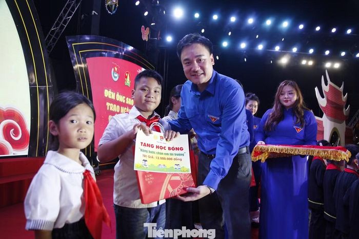 Anh Trần Văn Đăng – Bí thư Thành Đoàn Bắc Ninh trao quà tặng học sinh khó khăn dịp Tết Trung thu