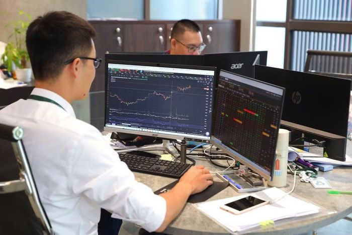 Thị trường chứng khoán Việt Nam chính thức được FTSE Russell chuyển từ nhóm cận biên lên thị trường mới nổi thứ cấp. Ảnh: Nhật Minh.