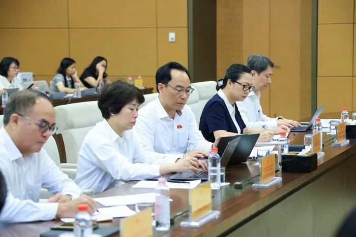 Bộ trưởng Bộ GD&ĐT Hoàng Minh Sơn (giữa) trong phiên giải trình