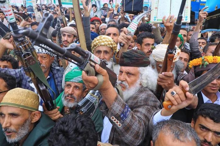 Đám đông ủng hộ Houthi giương súng trong cuộc tập trung ở thủ đô Sanaa ngày 18/9. (Ảnh: AP)