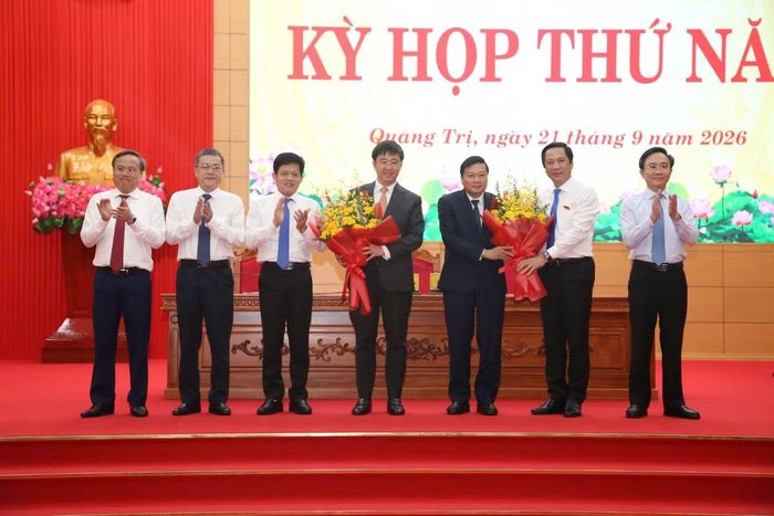 Lãnh đạo UBND tỉnh Quảng Trị tặng hoa chúc mừng chúc mừng ông Bùi Hoàng Phương được bầu giữ chức Chủ tịch UBND tỉnh, và ông Lê Hồng Vinh (nguyên Chủ tịch UBND tỉnh) được điều động, bổ nhiệm giữ chức Thứ trưởng Bộ Xây dựng.