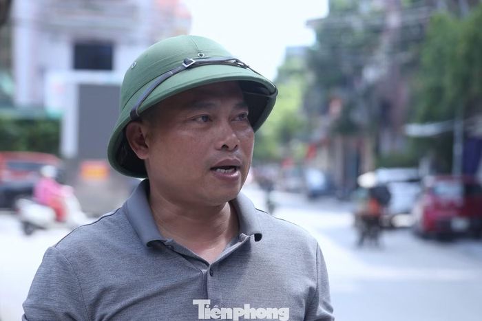 Anh Nguyễn Ngọc Huyền - Khối trưởng khối 1 Hưng Bình chia sẻ về khoảnh khắc ngâm mình giữa dòng nước ngập để khơi cống.