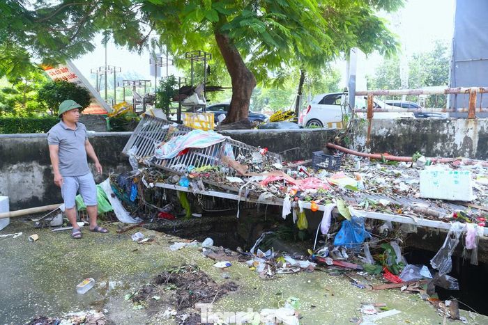  Khu vực nơi anh Huyền cùng người dân khơi cống thoát nước vẫn còn ngổn ngang rác dạt lại sau trận ngập. 