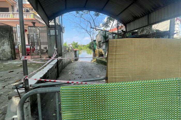 Lối xuống cầu Xóm Đò (xã Quảng Bị) được lực lượng chức năng rào chắn.