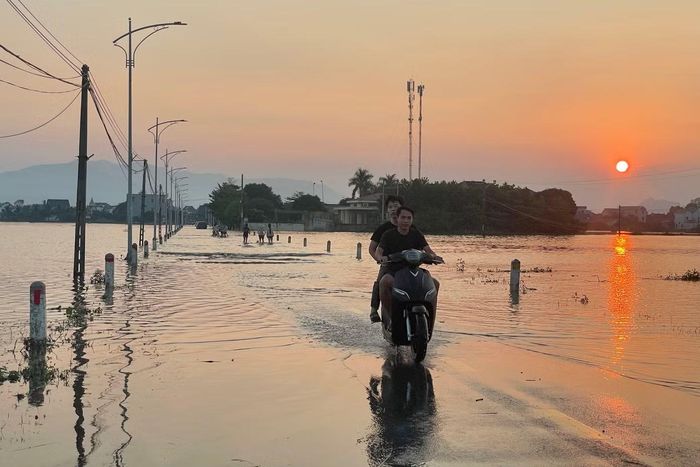 Mực nước sông Đáy vẫn ở mức cao, nhiều tuyến đường liên thôn, liên xã, tỉnh lộ bị ngập úng, di chuyển khó khăn.