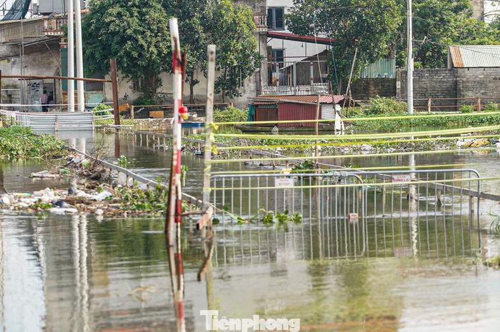 "Khi chưa ngập người dân đi lại qua cầu này rất đông, giờ muốn sang bên kia cầu thì phải đi vòng, xa thêm hàng chục km", một người dân xã Hòa Phú nói.