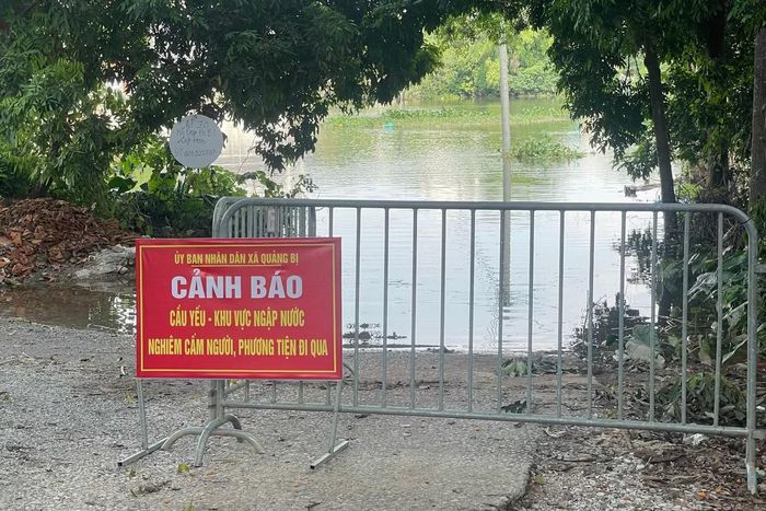 Cầu dân sinh thuộc xã Quảng Bị "tàng hình" giữa dòng sông, người dân muốn sang bờ bên kia phải đi vòng hoặc gọi thuyền, phà.