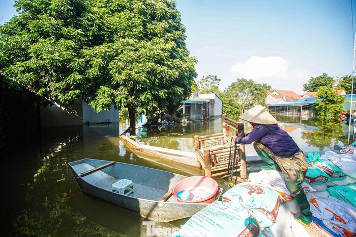 Nước rút chậm, nhiều hộ gia đình vẫn phải dùng thuyền để di chuyển.