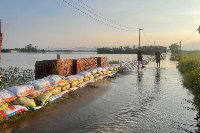 Những tuyến đường sát sông được đắp đê, lấy lối đi cho người dân.