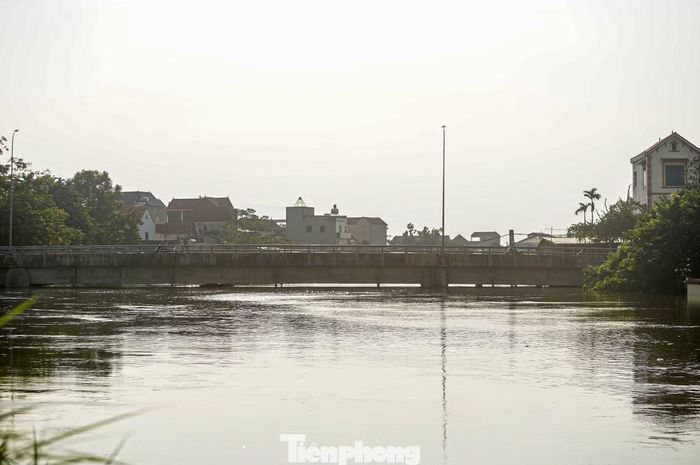 Ở phía Tây Nam Hà Nội, hiện còn 1- 2 cây cầu bắc qua sông Đáy cho các xe lưu thông. "Vì chỉ có ít cầu qua sông nên giao thông ở đây thường xuyên ùn tắc, đặc biệt buổi chiều", anh Lương, trú tại xã Quảng Bị, nói.