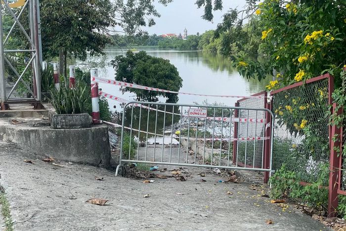 Trước đó, ngày 16/9, trên sông Đáy xuất hiện đợt lũ với biên độ lũ lên 1-2 m, nhiều cây cầu bắc qua sông Đáy đã được chính quyền địa phương cấm lưu thông để đảm bảo an toàn.