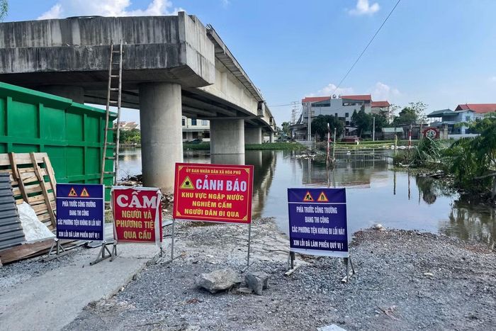 Cầu Mụ (xã Hòa Phú) bắc qua sông Đáy chìm nghỉm trong nước.