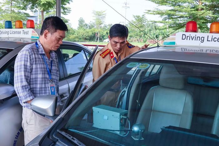 Đại diện Đội Sát hạch, cấp giấy phép lái xe cơ giới đường bộ làm việc với phía trung tâm đào tạo.