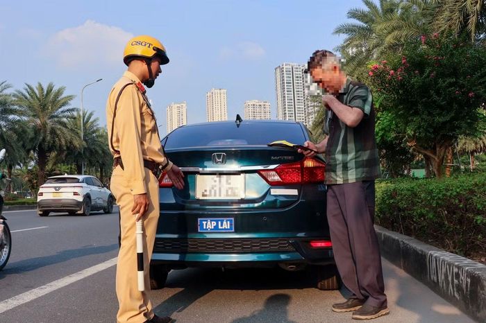CSGT kiểm tra việc chấp hành pháp luật quy định về trật tự, an toàn giao thông đối với xe tập lái.