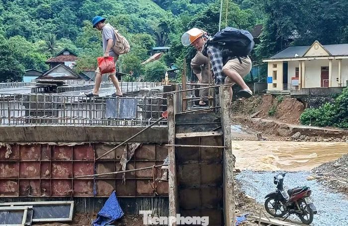 Ngày 21/9, có 4 thầy giáo đã vượt được qua nước lũ vào điểm trường Huồi Sơn để bắt đầu dạy học từ ngày 22/9.