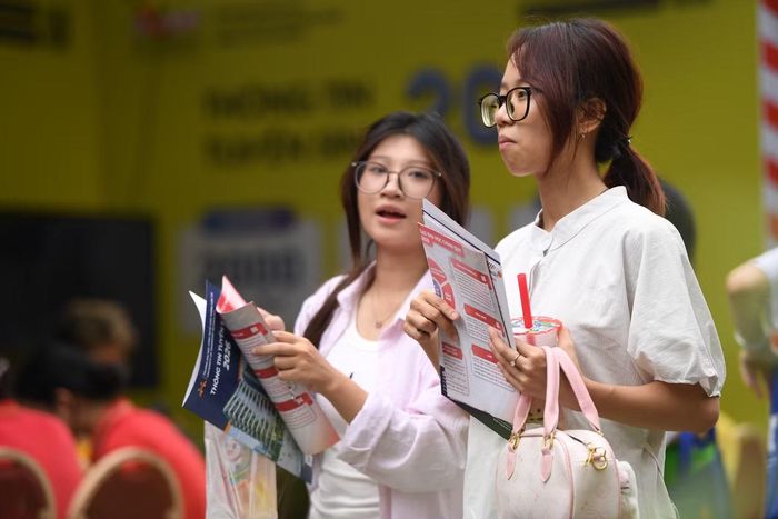 Thí sinh tìm hiểu thông tin tuyển sinh nhóm ngành khoa học công nghệ năm 2026 tại Hà Nội. Ảnh: DƯƠNG TRIỀU