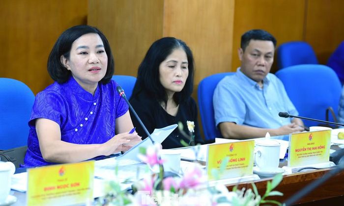 Thành viên hội đồng trao đổi, ý kiến tại cuộc họp. Ảnh: Xuân Tùng
