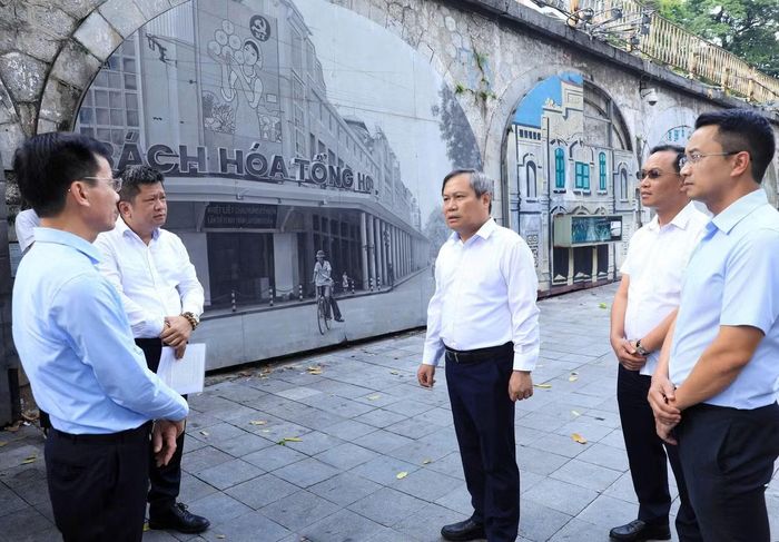 Chủ tịch UBND thành phố Hà Nội Vũ Đại Thắng kiểm tra dự án cải tạo vòm cầu Phùng Hưng, phường Hoàn Kiếm