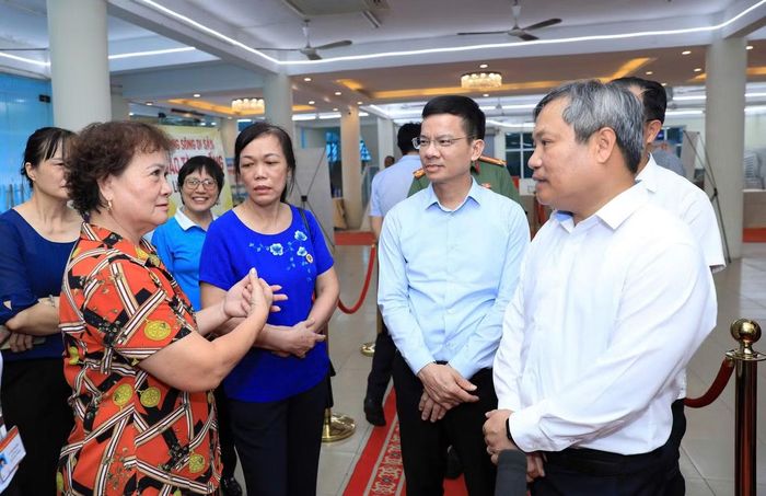 Chủ tịch UBND thành phố Hà Nội Vũ Đại Thắng trao đổi với người dân phường Bồ Đề