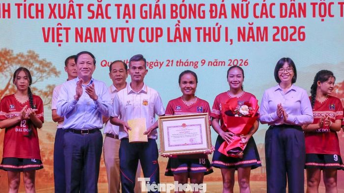 Chủ tịch UBND tỉnh Gia Lai Phạm Anh Tuấn tặng bằng khen cho đội bóng xã Đak Đoa.