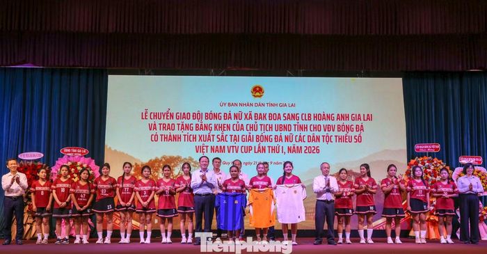 Đội bóng đá nữ xã Đak Đoa được chuyển giao sang CLB Hoàng Anh Gia Lai.