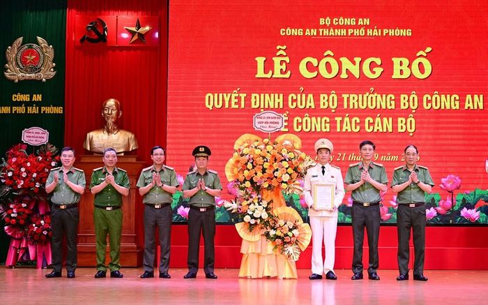 Ban Giám đốc công an Hải Phòng chúc mừng thượng tá Nguyễn Văn Đức.