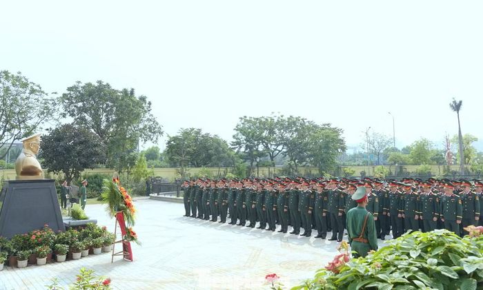 Các đại biểu dự chương trình làm lễ dâng hương tại tượng đài Thiếu tướng, Giáo sư, Viện sĩ, Anh hùng Lao động Trần Đại Nghĩa ở Tổng cục CNQP.