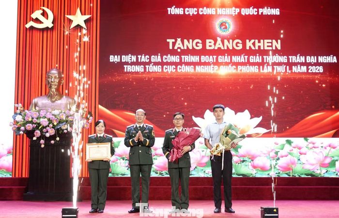 Trung tướng Đinh Quốc Hùng - Chính ủy Tổng cục CNQP, trao thưởng nhóm tác giả của Nhà máy Z173 giành giải Nhất.