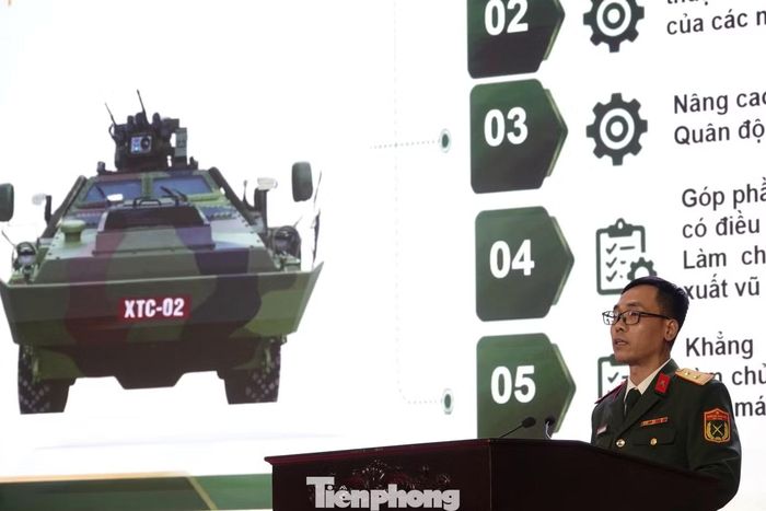 Đại diện nhóm tác giả giành giải Nhất thông tin về công trình nghiên cứu hoàn thiện thiết kế, chế tạo hệ thống điều khiển vũ khí lắp đặt trên xe thiết giáp chở quân chiến đấu XTC-02.