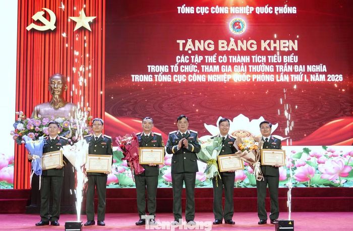 Trung tướng Hồ Quang Tuấn - Chủ nhiệm Tổng cục CNQP, trao Bằng khen tặng các tập thể tiêu biểu trong tổ chức, tham gia Giải thưởng.