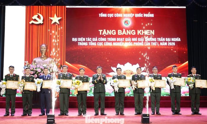 Lãnh đạo Tổng cục CNQP trao thưởng các tác giả đoạt giải Nhì.