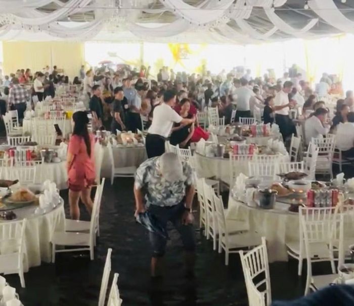 Hàng trăm khách lội nước tới dự tiệc cưới.