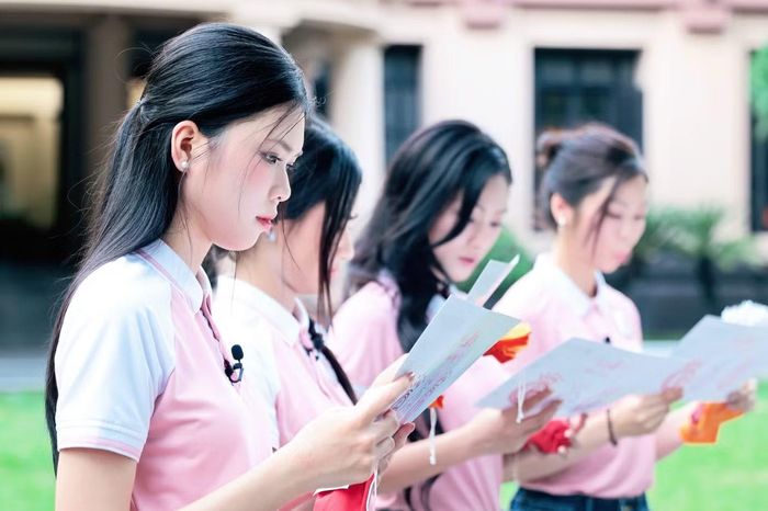 Thử thách được thiết kế như một cuộc giải mã, đòi hỏi tư duy sắc bén và kiến thức lịch sử, văn hóa. Bốn thí sinh đại diện cho bốn đội lần lượt chọn những túi gấm chứa các gợi ý khác nhau.