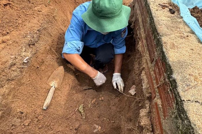 Lực lượng chức năng của tỉnh Gia Lai triển khai đào tìm kiếm.