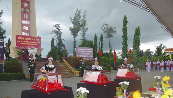 Lễ truy điệu và an táng ba hài cốt liệt sĩ được tìm thấy. (Ảnh: Huy Bắc)