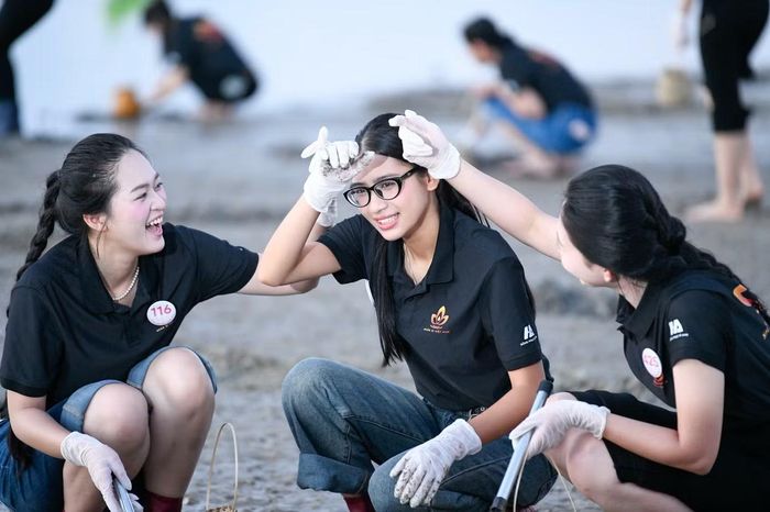 Sau hơn một tháng ở nhà chung, phần lớn thời gian của thí sinh dành cho tập luyện và các hoạt động của cuộc thi. Vì thế, những chuyến trải nghiệm như cào ngao trên biển mang đến sự hào hứng cho các cô gái, giúp họ được vận động, hít thở không khí biển vào sáng sớm và tạm gác những áp lực của cuộc thi.