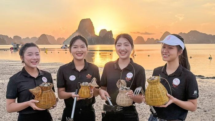 Nhiều cô gái cho biết trải nghiệm thực tế giúp họ thêm hiểu hơn về cuộc sống thường nhật của những người gắn bó với nghề chài lưới và các công việc mưu sinh trên biển.