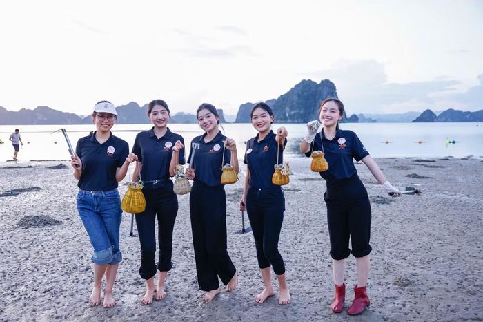Việc tự tay tìm từng con ngao cũng khiến các thí sinh hiểu hơn về công việc của người dân vùng biển. Đằng sau những sản vật quen thuộc trên bàn ăn là công sức và thời gian của những người bám biển mưu sinh.