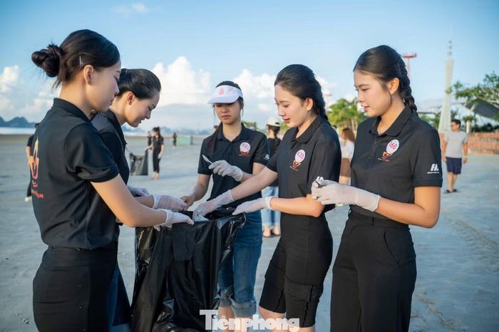 Sau thời gian thử cào ngao, 53 thí sinh tiếp tục cùng đoàn viên địa phương dọn rác trên bãi biển. Các cô gái chia nhau từng khu vực, thu gom những loại rác còn sót lại trên bãi cát. Họ có thêm cơ hội trò chuyện và làm việc cùng các đoàn viên, thanh niên địa phương.