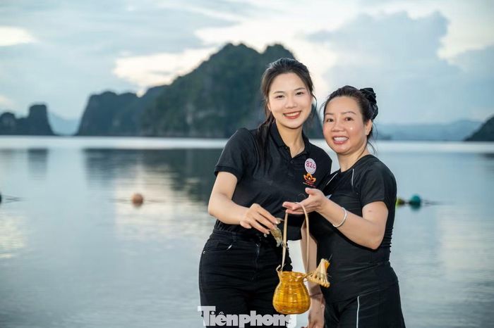 Phạm Lê Ái Linh tươi tắn chụp ảnh cùng du khách tham gia trải nghiệm cào ngao trên biển. "Hôm nay tuy có chút vất vả nhưng chúng tôi đều cảm nhận được niềm vui, sự sảng khoái", cô chia sẻ.