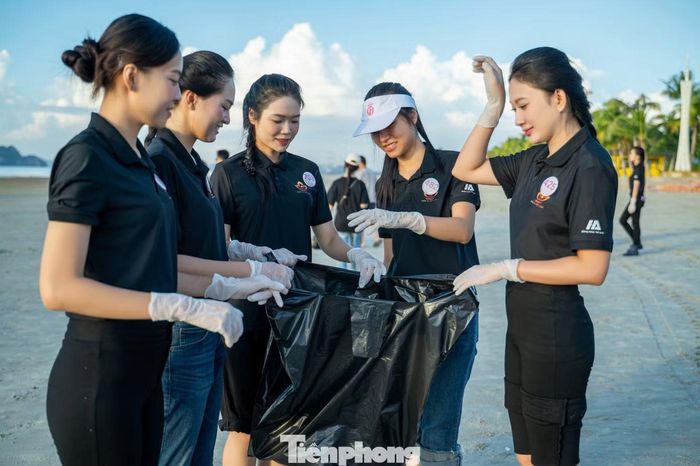 Các cô gái Hoa hậu Việt Nam mong du khách khi đến Vân Đồn tham quan, nghỉ dưỡng và trải nghiệm cũng nâng cao ý thức bảo vệ môi trường, không xả rác bừa bãi và chung tay giữ gìn những bãi biển sạch đẹp.