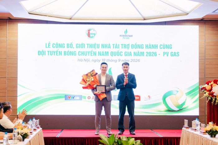 Lãnh đạo Liên đoàn Bóng chuyền Việt Nam tặng hoa và bảng danh vị cho ông Trần Quang Tùng, Phó Trưởng Ban Phát triển Kinh doanh PV GAS - đại diện Nhà tài trợ PV GAS.