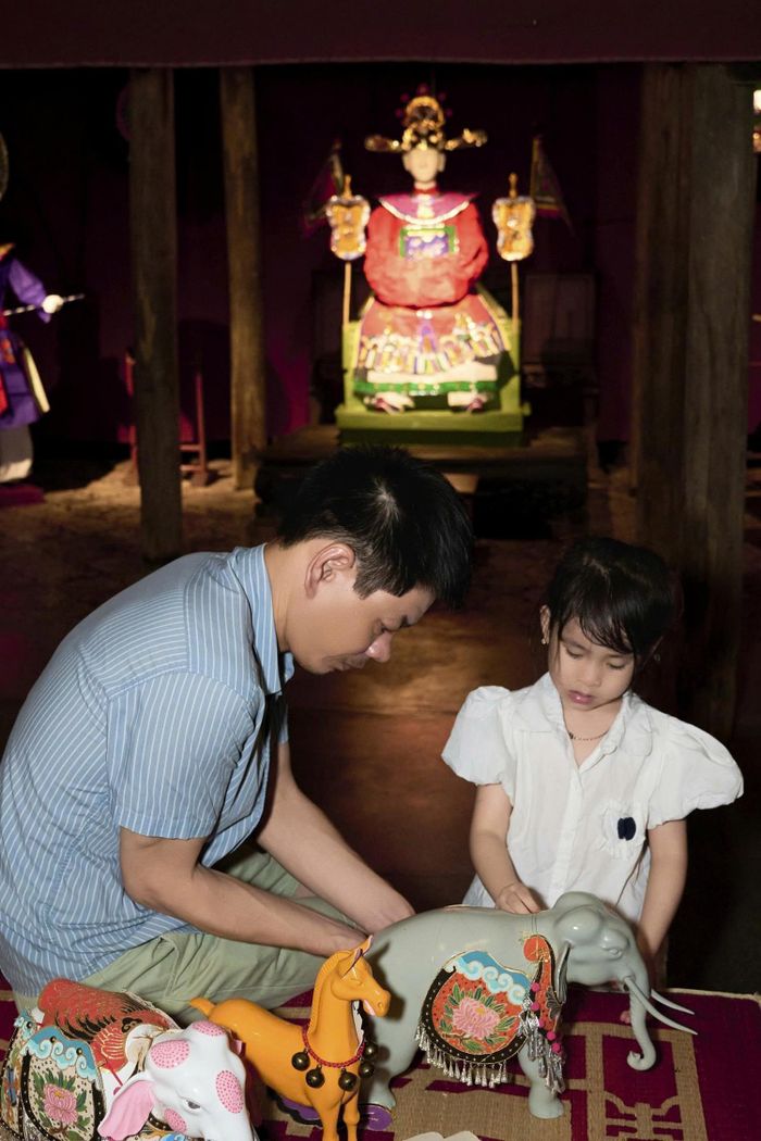 Cùng con trải nghiệm những trò chơi dân gian gợi nhớ tuổi thơ khiến nhiều phụ huynh sự xúc động, thêm gắn kết tình cảm gia đình.