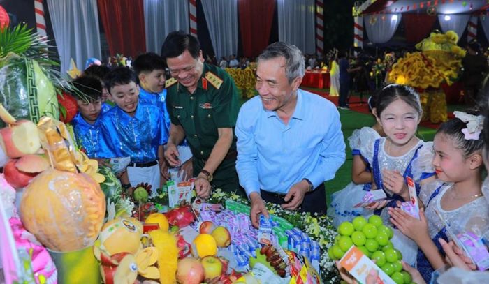 Thứ trưởng Bộ Quốc phòng Nguyễn Trường Thắng và Bí thư Tỉnh ủy Thanh Hóa Lê Đức Thái vui Trung thu cùng các em thiếu nhi.