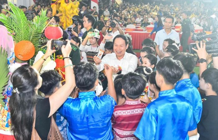 Phó Thủ tướng Chính phủ Lê Tiến Châu cùng các em thiếu nhi trong đêm hội.