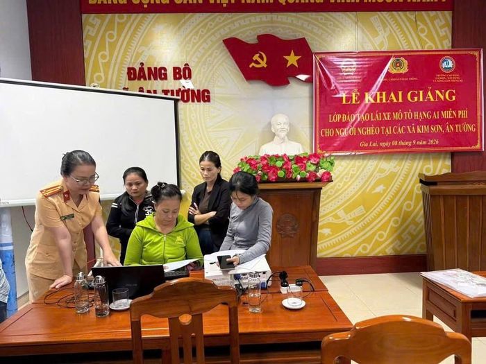 “Giấy phép lái xe yêu thương” đến với người nghèo ở Gia Lai.