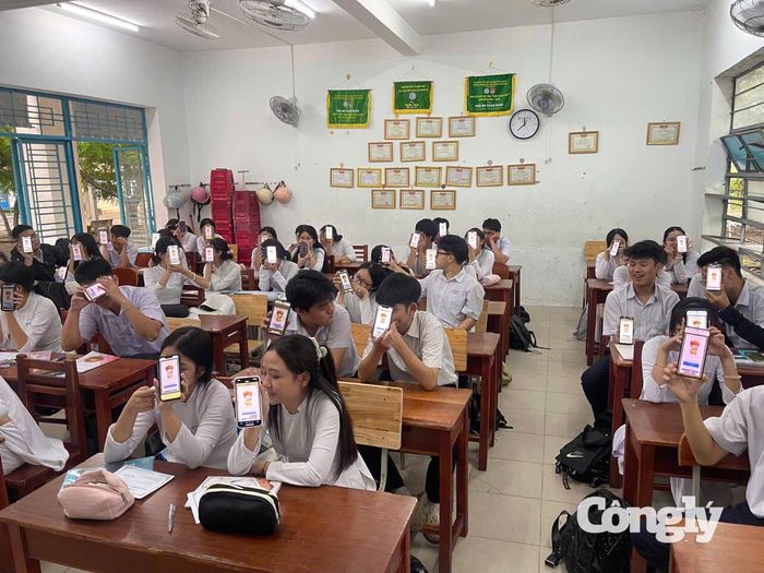 Học sinh quét mã QR khảo sát kiến thức về luật TTATGT.