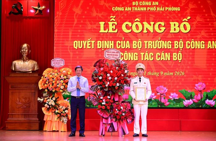 Ông Lê Anh Quân, Ủy viên BTV Thành ủy, Phó Chủ tịch Thường trực UBND TP. Hải Phòng tặng hoa chúc mừng tân Phó Giám đốc Công an thành phố.