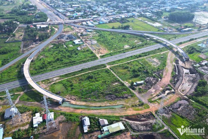 Toàn cảnh nút giao Vành đai 3 TPHCM với cao tốc Bến Lức - Long Thành qua Đồng Nai.